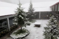 Ngỡ ngàng xem tận mắt hiện tượng tuyết rơi mùa hè siêu hiếm 