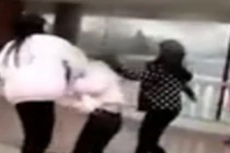 Nữ sinh 12 tuổi bị đánh dã man vì... quá xinh đẹp