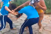 Thấy con gái đánh nhau, giật tóc, người mẹ làm chuyện kinh khủng...