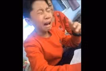 Làm bài tập bằng bằng “bút ma thuật”, cậu bé gặp kết đắng 