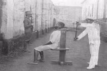 Đau cùng cực những kiểu tra tấn độc dị nhất thế giới (1)