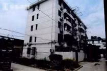 Chuyện lạ hôm nay: Ngủ dậy muộn, con trai suýt bị cha... thiêu sống 