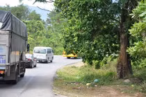 Rình trộm cô gái đi vệ sinh rồi cướp lắc vàng tẩu thoát