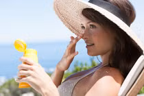 Phát cuồng dùng kem chống nắng, người phụ nữ gặp chuyện kinh dị