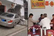 Ô tô tông sập nhà, cụ ông cụ bà vẫn hồn nhiên làm điều lạ...