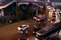 Cha lạnh lùng ném con xuống đường đầy xe, phẫn nộ khi biết sự thật...