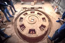 Nâng cấp nhà, tìm thấy bí ẩn gia tộc khiến chuyên gia cũng sốc