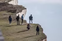 Chuyện lạ hôm nay: Muốn ảnh đẹp sống ảo, gái trẻ trả giá kinh hoàng