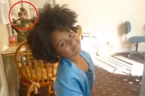 Từ bức ảnh cũ, mẹ từ từ khám phá điều lạ... rợn người 