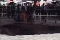 Video: Hố tử thần xuất hiện giữa phố, nuốt chửng 4 người đang đi bộ