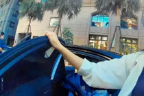 Mẹ quên con trong ô tô giữa nắng nóng, rồi hốt hoảng...