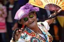 Sự thật xúc động sau việc ông lão ăn mặc như quái vật 