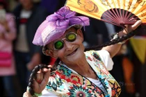 Sự thật xúc động sau việc ông lão ăn mặc như quái vật 