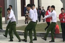 Nhóm nam sinh cảnh sát nhảy điêu luyện trên nền nhạc sôi động 