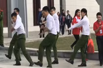 Nhóm nam sinh cảnh sát nhảy điêu luyện trên nền nhạc sôi động 