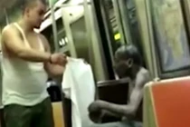 Chàng trai cởi áo tặng người vô gia cư gây xúc động