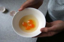 Trứng gà 4 lòng đỏ siêu hiếm xuất hiện ở Trung Quốc