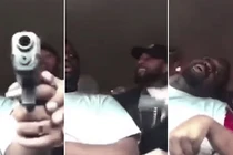 Để bạn gái chơi với súng, người đàn ông gặp kết kinh hoàng