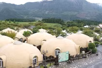 Phát minh độc: Nhà chống động đất từ... ngực phụ nữ 