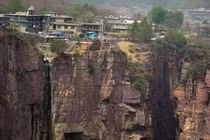 Phía sau nơi đáng sợ này là điều sẽ khiến bạn mê mẩn...