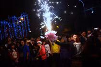 Chàng trai đốt pháo sáng tỏ tình lúc 0h đêm Giáng sinh