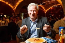 Cắn trúng vật cứng, tưởng hạt sạn hóa ra là thứ choáng váng