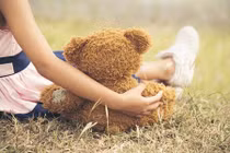 Mẹ đặt gấu bông cho con, rồi hối hận cả đời vì điều đau lòng...