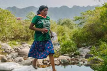 Ai cũng cười nhạo cô gái mặc váy đi dép chạy nhưng rồi phải tắt ngấm