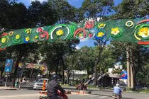 Kiểu trang trí đường phố phản cảm ''đốt tiền'' ở Việt Nam