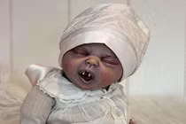 Kinh dị những con búp bê xác sống giống như thật 