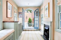 Kì lạ căn nhà đẹp như lâu đài, giảm giá tới 7 lần vẫn không ai mua