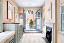 Kì lạ căn nhà đẹp như lâu đài, giảm giá tới 7 lần vẫn không ai mua