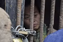 Chuyện lạ hôm nay: Cô gái bị nhốt trong lồng sắt và sự thật xót xa