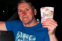 Nhặt được của rơi trả người đã mất... trúng số gấp tỷ lần