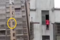 Chuyện lạ hôm nay: Chưa làm hết bài tết, bé gái làm việc gây sốc 