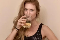 Chuyện lạ hôm nay: Người phụ nữ uống... nước tiểu của mình mỗi ngày 