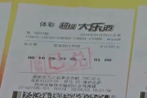 Say rượu mua liền 4 vé số, tỉnh dậy trúng số giàu to