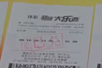 Say rượu mua liền 4 vé số, tỉnh dậy trúng số giàu to