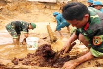 Hoảng hồn phát hiện 240 quả bom bi còn nguyên kíp nổ