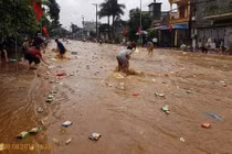 Sơn La: Mưa lũ lịch sử tại Mai Sơn, dân cuống cuồng chạy thoát thân