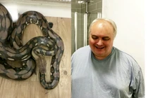 Tưởng cầm dây cách nhiệt, người đàn ông mù động phải điều kinh dị 