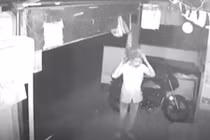 Tên trộm đội túi nilon trong suốt, làm điều ai cũng "cười vào mặt"...