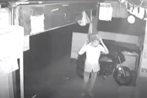 Tên trộm đội túi nilon trong suốt, làm điều ai cũng "cười vào mặt"...
