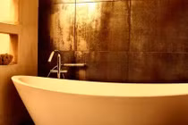 Thấy nước xả ra đỏ lòm, tò mò phát hiện sự thật kinh hoàng 