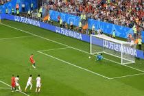 Sau Messi, Ronaldo bị chế ảnh hài hước vì sút hỏng penalty