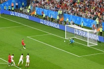 Sau Messi, Ronaldo bị chế ảnh hài hước vì sút hỏng penalty