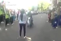 Thanh niên thích thể hiện với bạn gái nhận cái kết sấp mặt