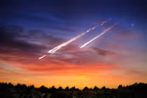 Người đàn ông lái xe đụng trúng thiên thạch, cơ duyên may mắn...