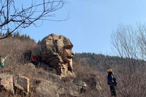 Kỳ bí mỏm đá tự nhiên giống hệt tượng nhân sư, "vượn đá"