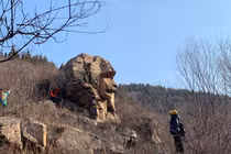 Kỳ bí mỏm đá tự nhiên giống hệt tượng nhân sư, "vượn đá"